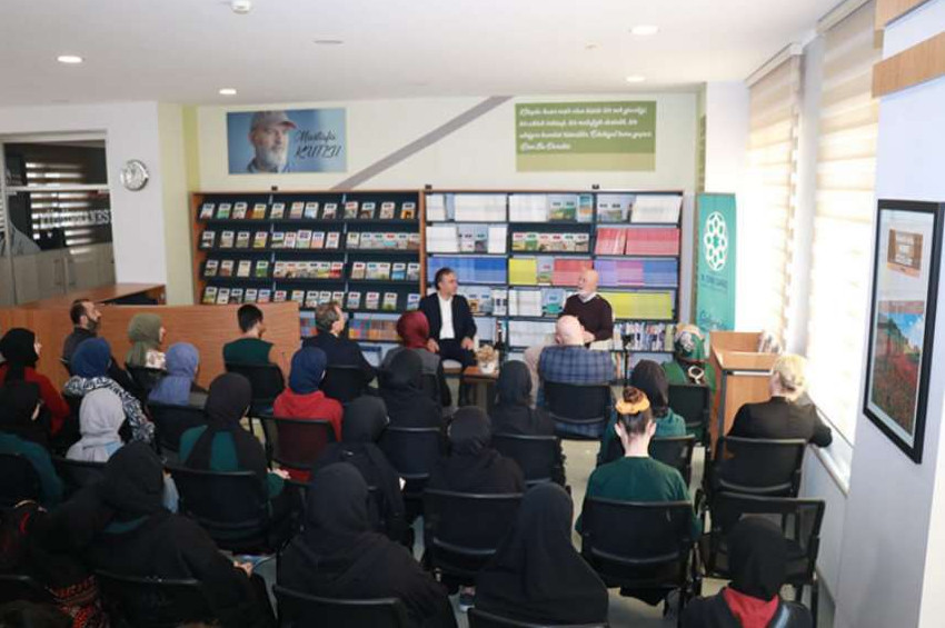 Ünlü öykücü Mustafa Kutlu adını taşıyan kütüphanede öğrencilerle buluştu