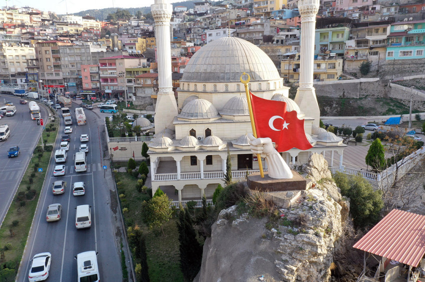 Hatay yıkıldı, Türk bayraklı heykel yıkılmadı