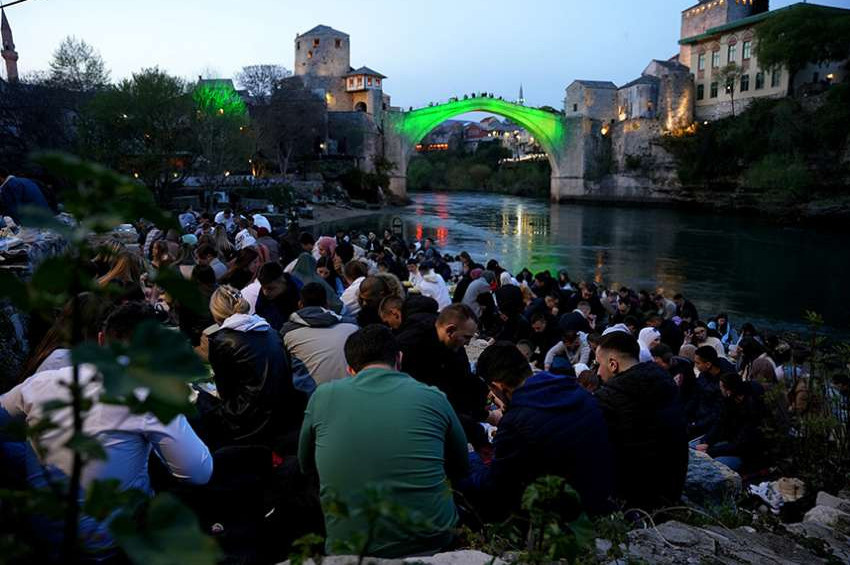 Mostar Köprüsünün yanında piknik tipi iftar yapıldı