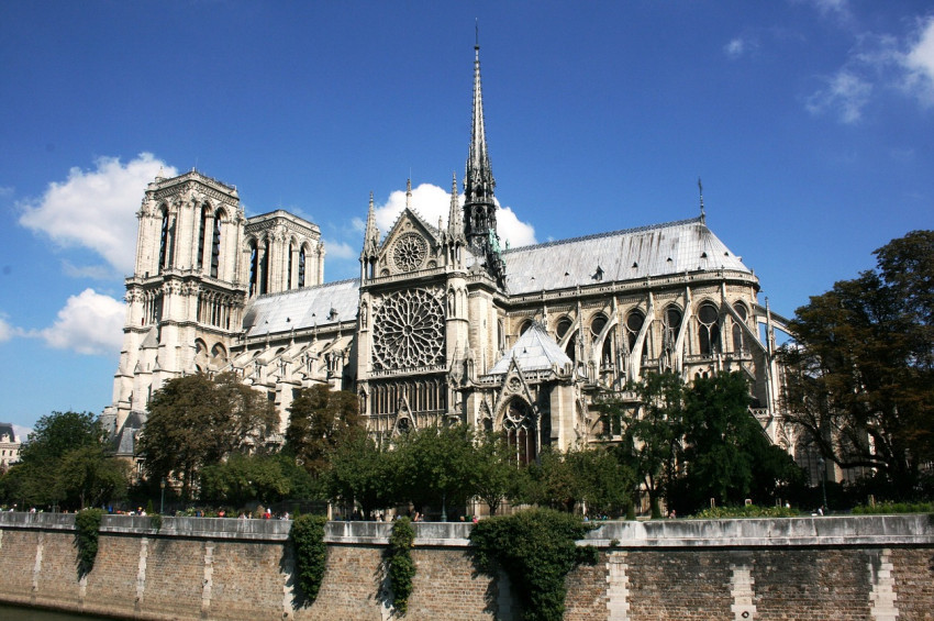Notre Dame katedralinin restorasyonu için 846 milyon Euro bağışlandı