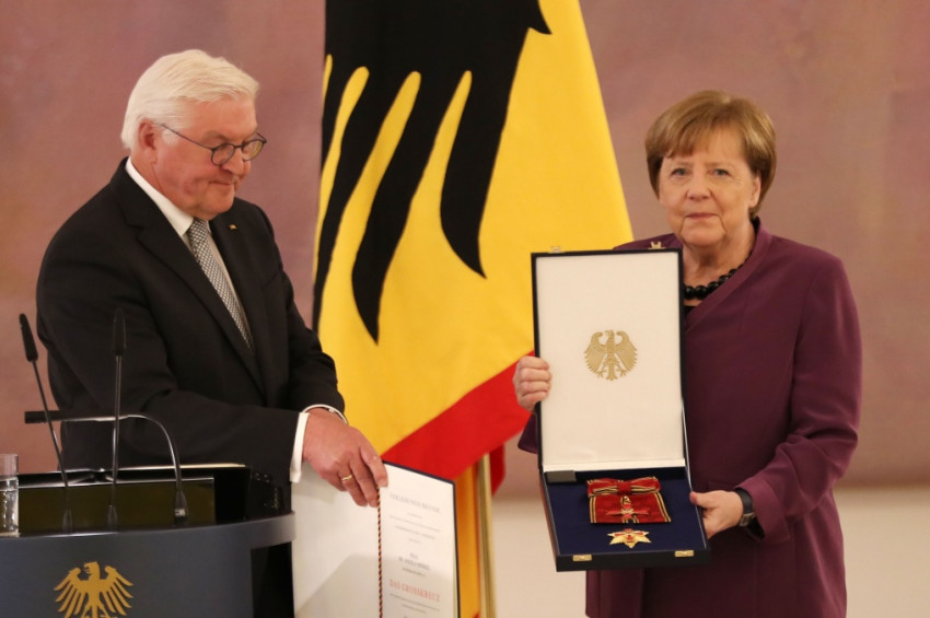 Almanya Angela Merkele üstün hizmet ödülü verdi