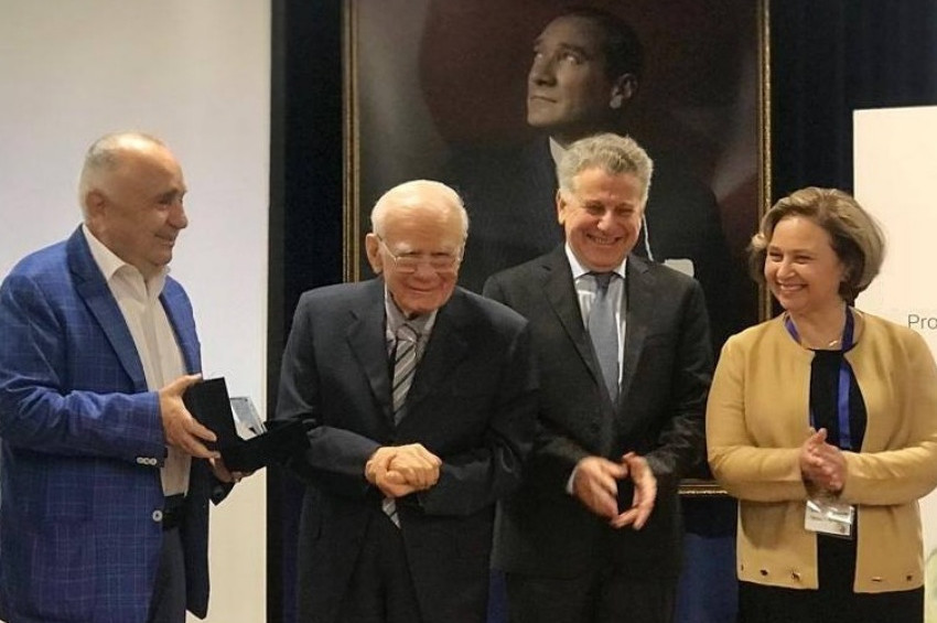 Prof. Dr. Gazi Yaşargil, altın rozet ie onurlandırıldı