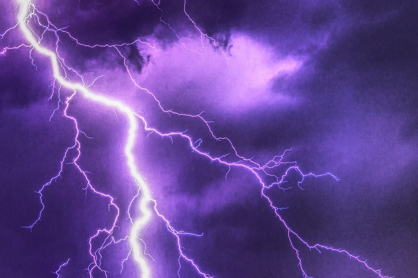 Bingölde bir kişinin üzerine yıldırım düştü