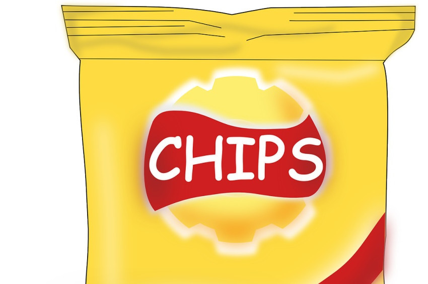Cips paketini açmak isterken, oturduğu binayı yaktı!