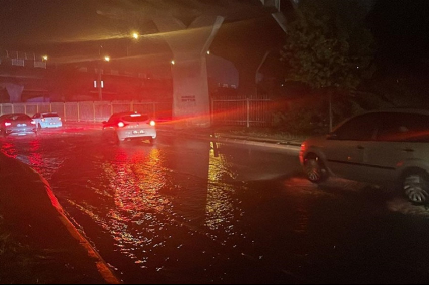 İzmirde yağmur sele dönüştü evleri su bastı, araçlar yolda kaldı