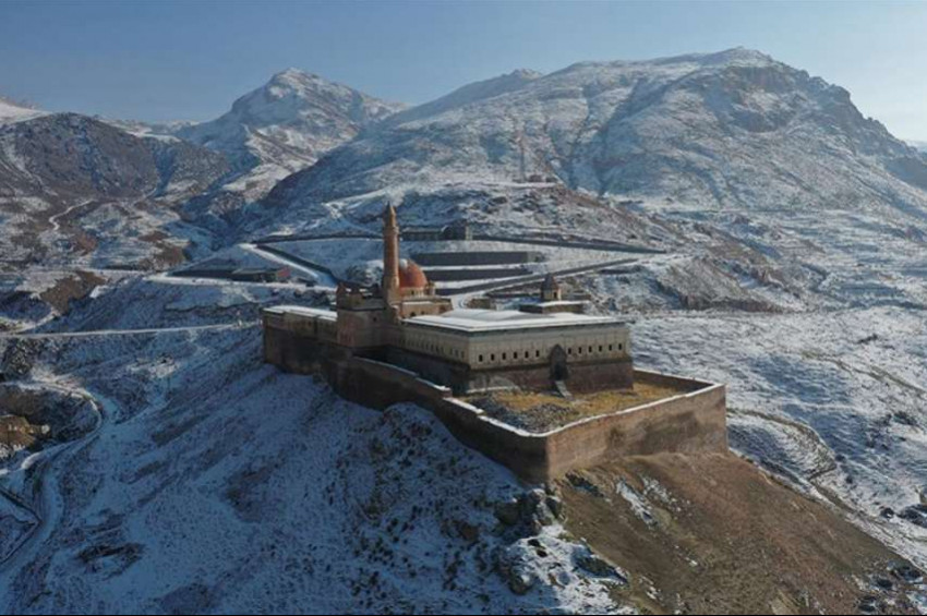İshak Paşa sarayı bir saat fazla gezilebilecek