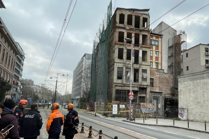 Karaköyde 5 katlı bina çökmeye başlayınca büyük panik yaşandı