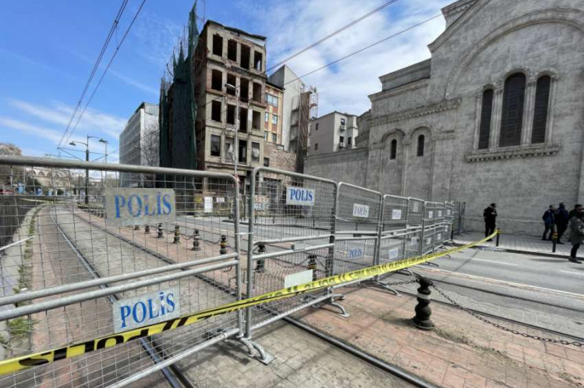 Karaköydeki 5 katlı bina bakımsızlıktan çöktü