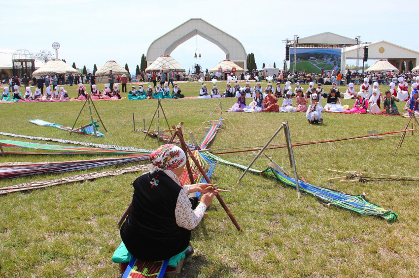 Kırgızistanın önemli turizm merkezi Issık Göl sahillerinde yeni sezon açıldı.