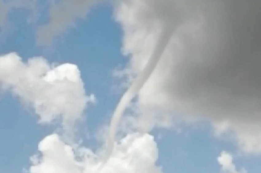 Sivasta bir buluttan diğer buluta uzanan hortum görüntülendi