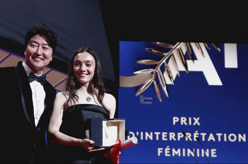  Cannes Film Festivalinde en iyi kadın oyuncu ödülü Merve Dizdarın oldu