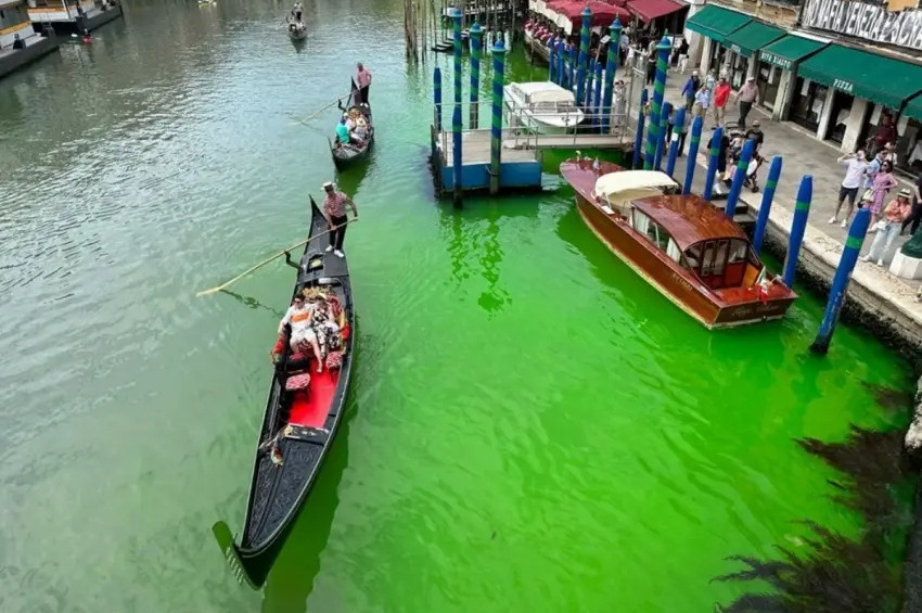Venedik kanal sularının rengi yine yeşile döndü