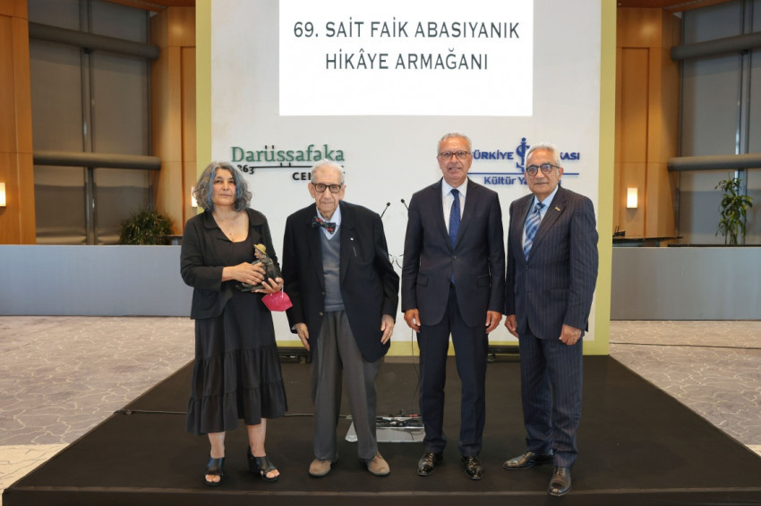 Ayşegül Devecioğlu, Sait Faik ödülünü törenle aldı