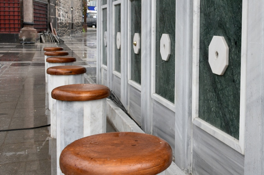 Tarihi caminin musluklarına dadanan köpekli hırsızlar aranıyor