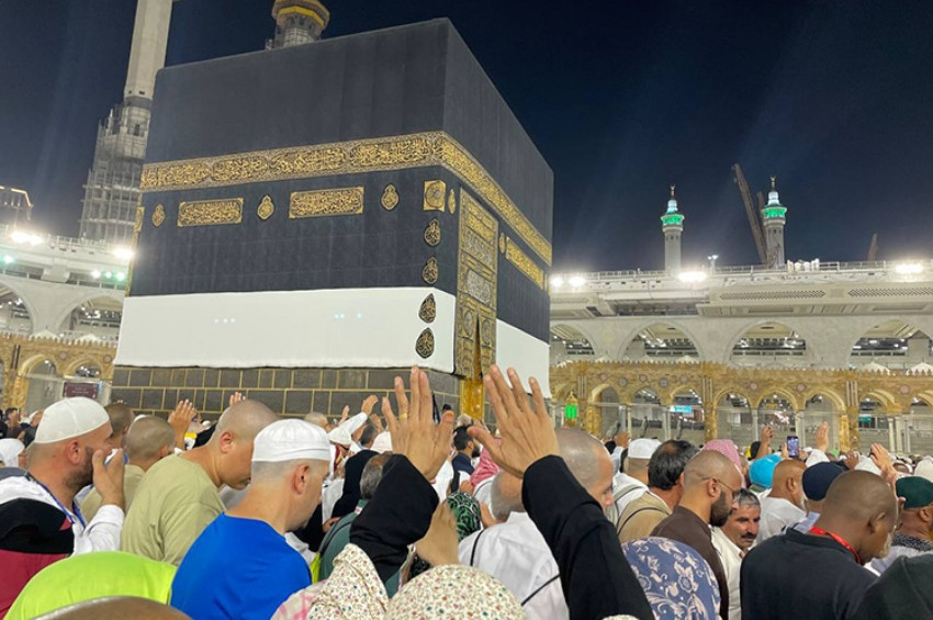 Hacı olan Müslümanlar Kabeye veda ediyor
