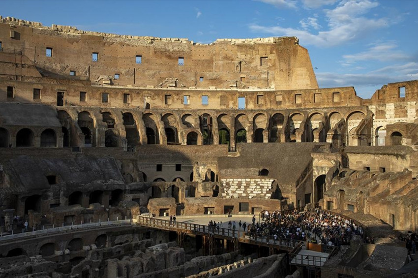Alman turist Romadaki Kolezyuma yazı yazarken. yakalandı