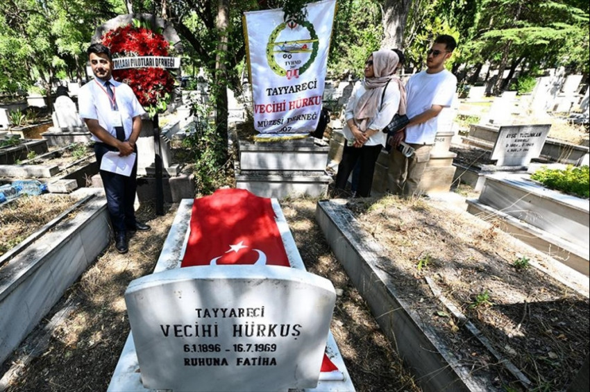 Vecihi Hürkuş kabri başında anıldı