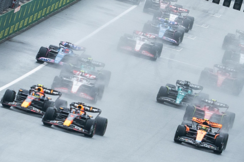 Formula 1de Max Verstappen rakipleri ile arayı açıyor