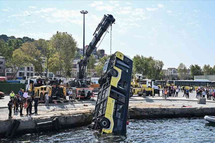 Eminönünde bir İETT otobüsü denize uçtu