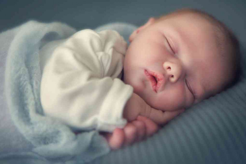 Bebeklerin uykuya geçişini kolaylaştıran öneriler