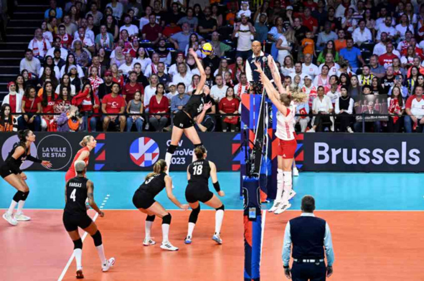 Türkiye CEV Avrupa Şampiyonasında Polonyayı 3-0 yenerek yarı finalde İtalyaya rakip oldu