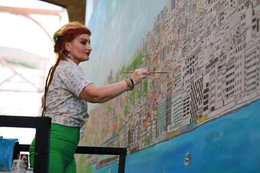 Ressam Alev Özas,  50 metrelik tuvale İstanbul tablosu çiziyor