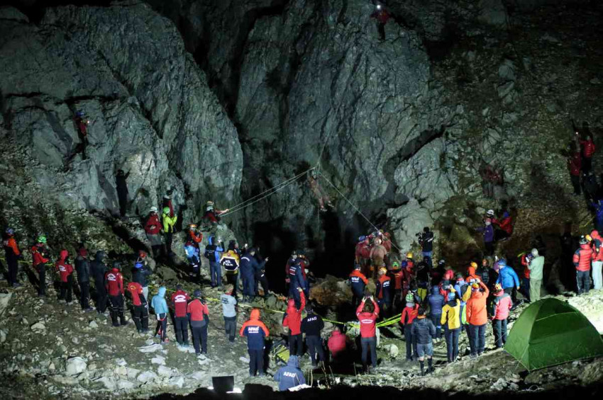 Mersinin Morca mağarasında hastalanan dağcı kurtarıldı