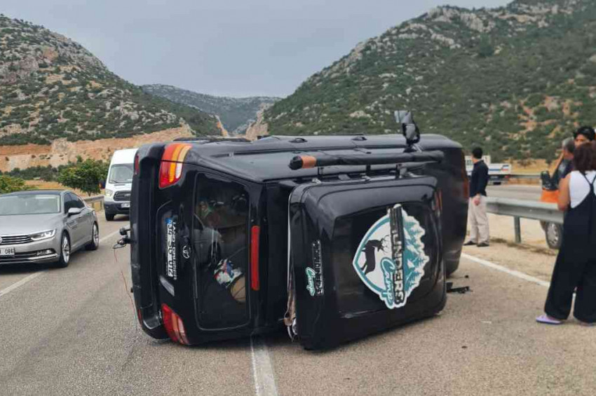 Ünlü sanatçı Sümer Ezgü ve ailesi trafik kazasından sağ kurtuldu