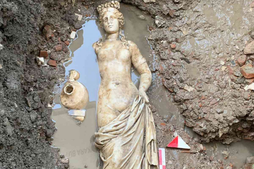 Amasrada su perisi heykeli bulundu