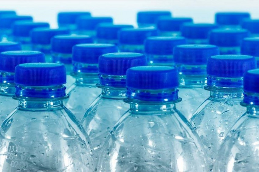 Pet şişelerdeki sularda, insan hücrelerini tıkayabilecek kadar nanoplastik var