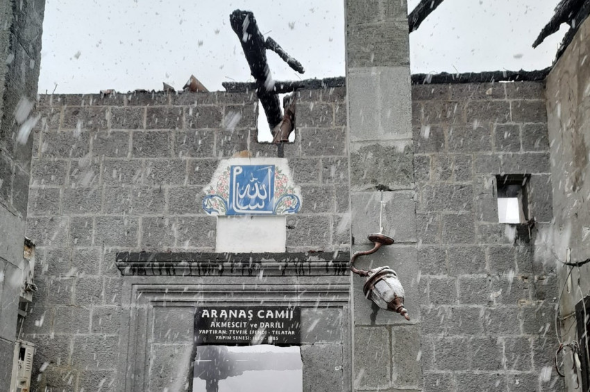 Rizede tarihi camiye yıldım düştü