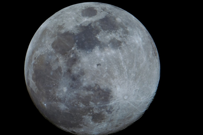 Uluslararası Uzay İstasyonu ile ay aynı karede görüntülendi
