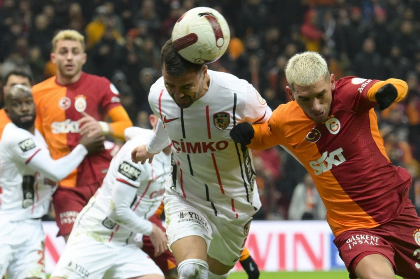Galatasaray direkleri dövdüğü maçı son dakika golüyle kazandı: 2-1