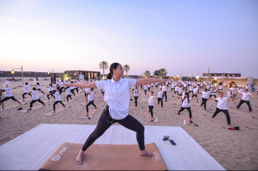 Dubai çölünde dünya rekoru kıran yoga dersi