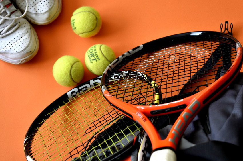 Tenis topları neden tüylü ve sarı renktedir?