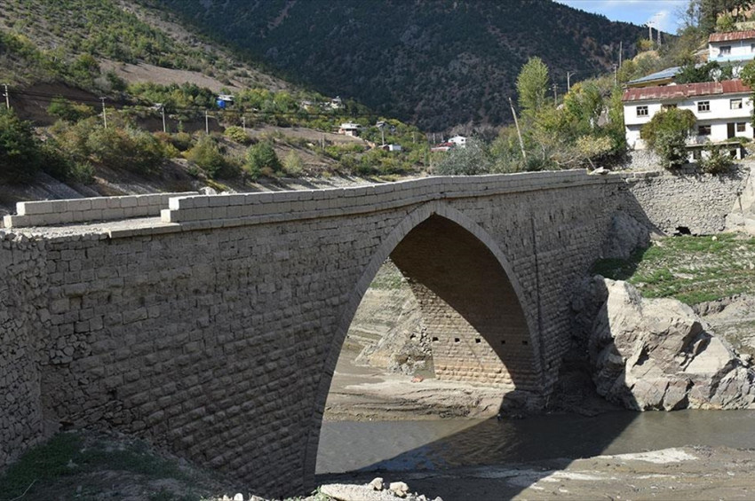 Tarihi Köprü 26 yıl sonra suların altından çıktı