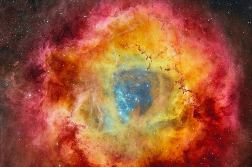 Kozmik Gül, Rozet Nebulasının kalbindeki ışıltılı yıldızlar