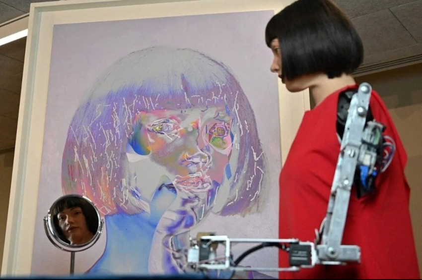 Robot sanatçı Ai-Danın tablosu açık artırma ile satılacak