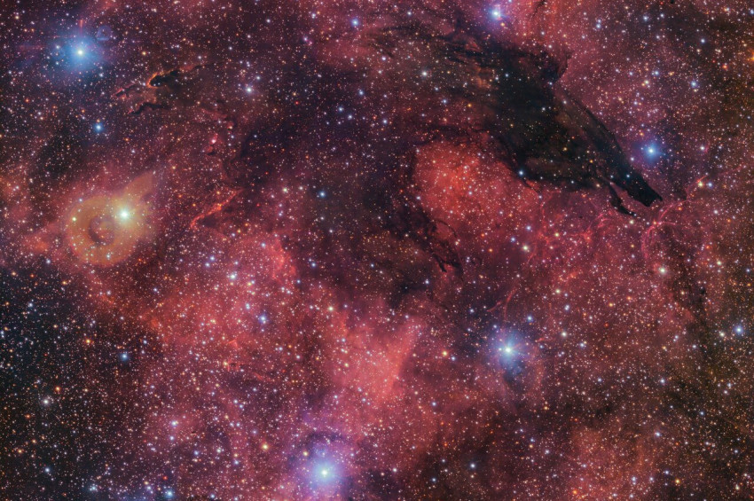 Akrep takımyıldızındaki Karanlık Kurt Bulutsusu görüntülendi