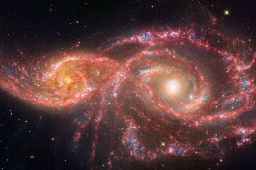 Uzayın derinliğinde korkunç bir çift göz