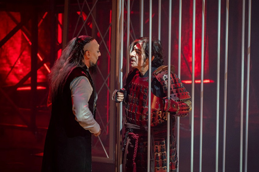 Okan Bayülgen Drakula, Hayko Cepkin Van Helsing oldu