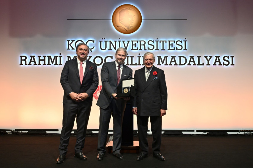 Koç Üniversitesi Rahmi M. Koç Bilim Madalyası  Prof. Dr. Mete Atatüreye verildi