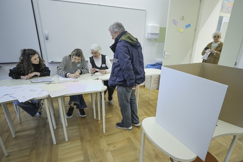 Hırvatistanda cumhurbaşkanlığı seçimi başladı