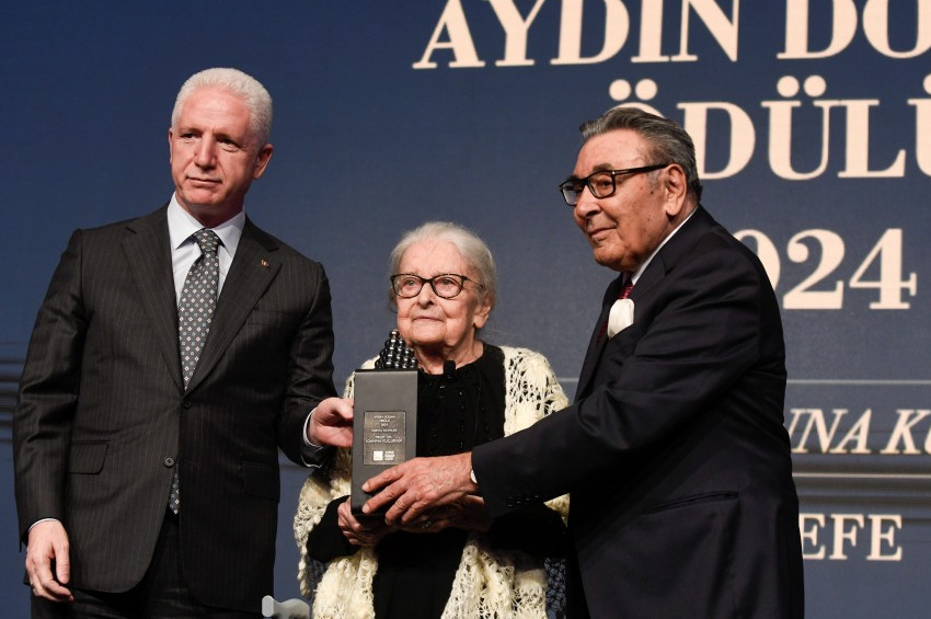 Prof. Dr. İoanna Kuçuradi Aydın Doğan ödülünü törenle aldı