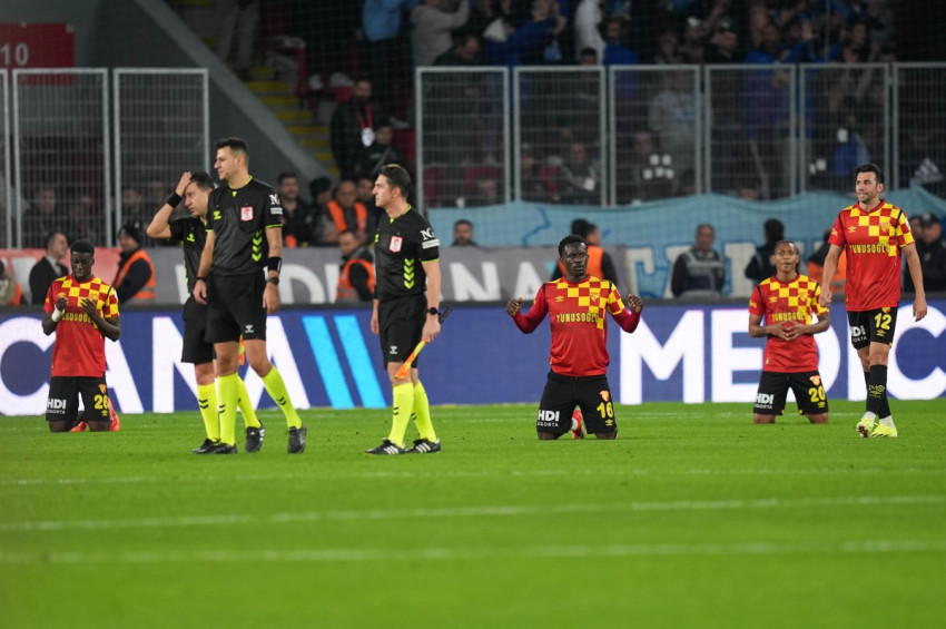 Adana Demirspora bir darbe de Göztepeden: 3-1