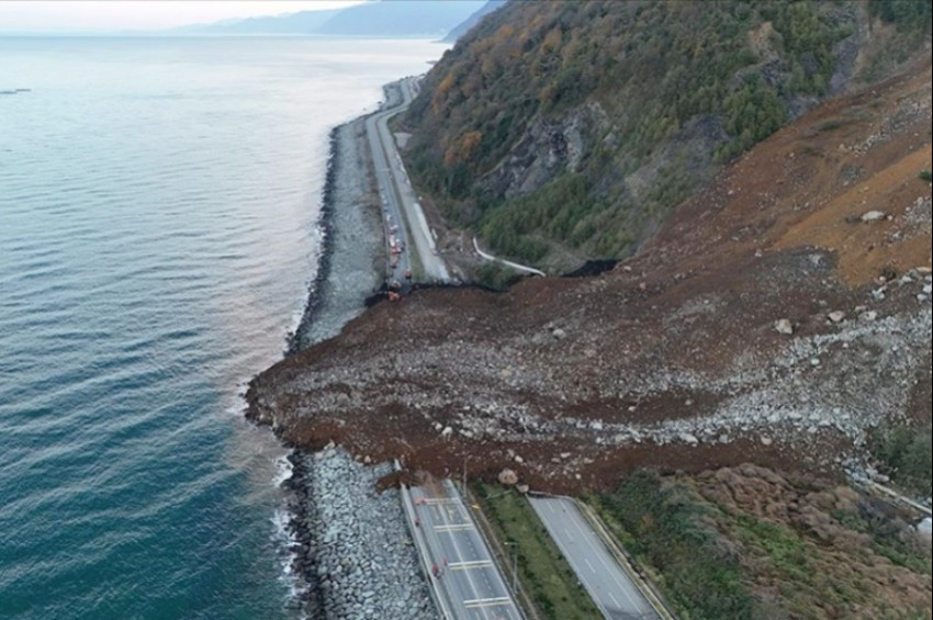 Karadeniz Sahil Yolu Artvindeki heyelan sonucu ulaşıma kapandı