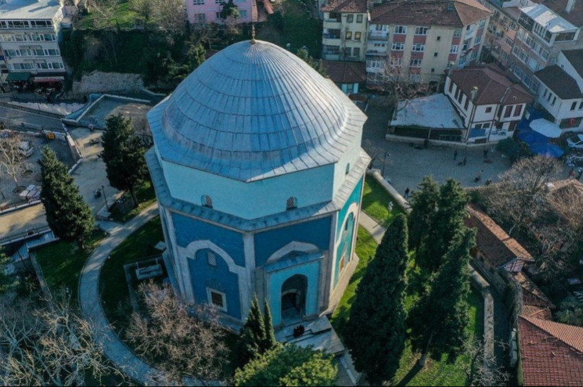 Bursada yerli turistler cami ve türbelere, yabancı turistler Karagöz Müzesine ilgi gösteriyor