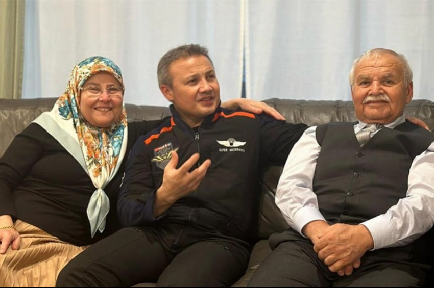 Uzaydan dönen Alper Gezeravcı, ailesiyle buluştu