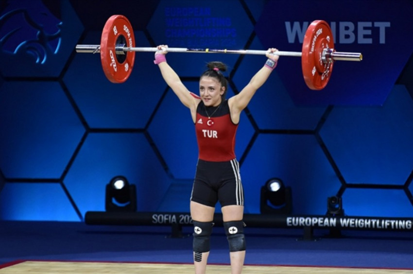 Türk kızları halterde bir altın bir gümüş madalya kazandı