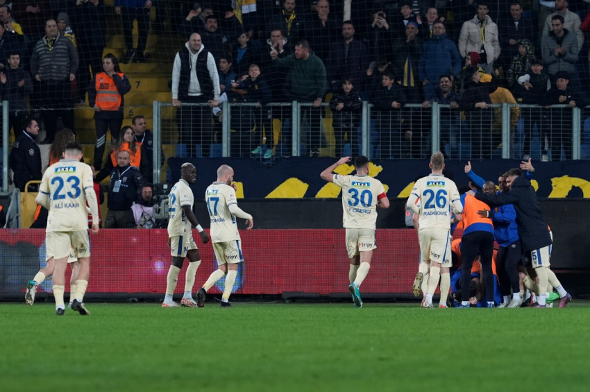 Türkiye Kupasında Ankaragücü Fenerbahçeyi ezdi geçti: 3 - 0